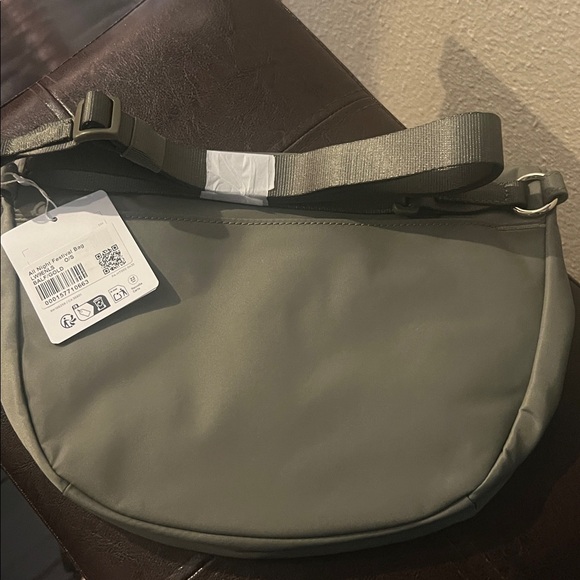 Lululemon Olive Green Crossbody all night festival bag Bay leaf / gold 5L - Picture 2 of 2